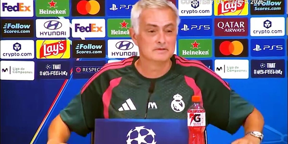 Giornalista fa un regalo "speciale" a Mourinho