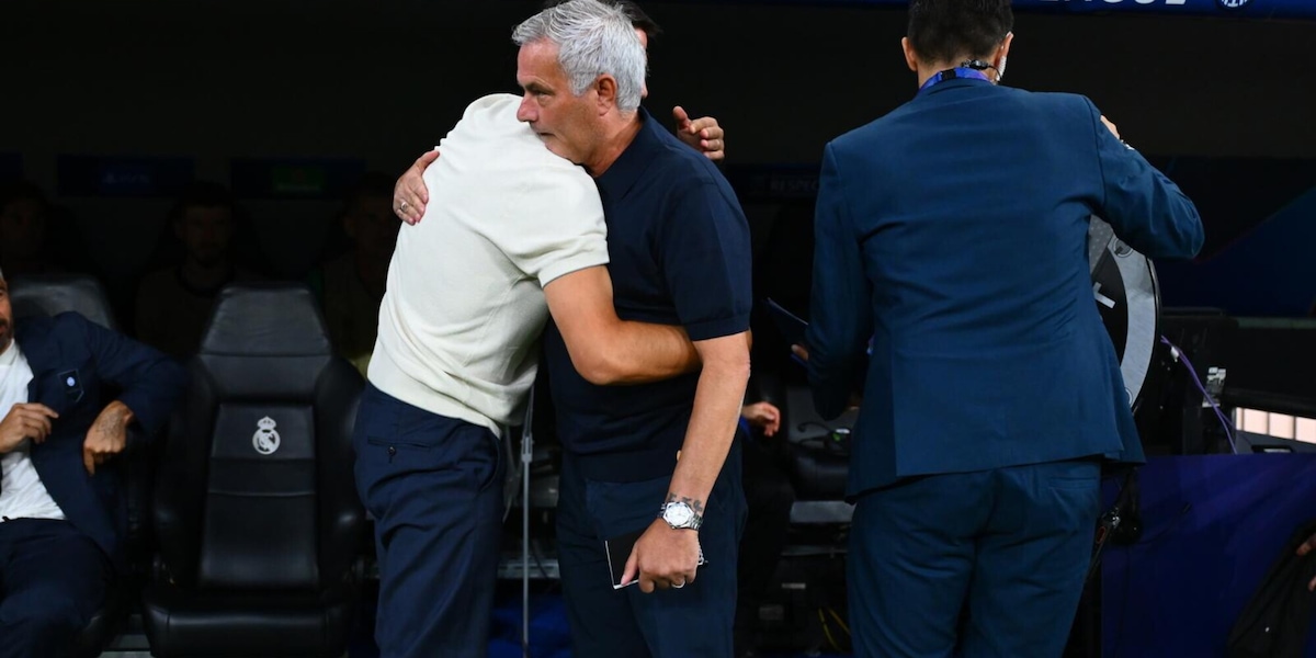 L'abbraccio di Mourinho e Chivu prima dell'inizio di Real-Inter