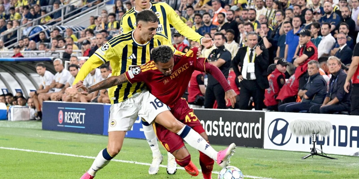 Fenerbahce-Roma LIVE: Soulé ci prova di testa, palla alta