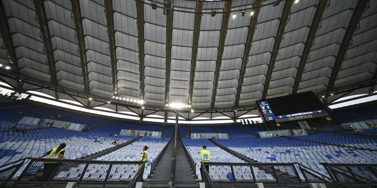 Lazio-Milan, la curva gela l'Olimpico: "Lotito chieda scusa". E lo stadio si tinge di rossonero..