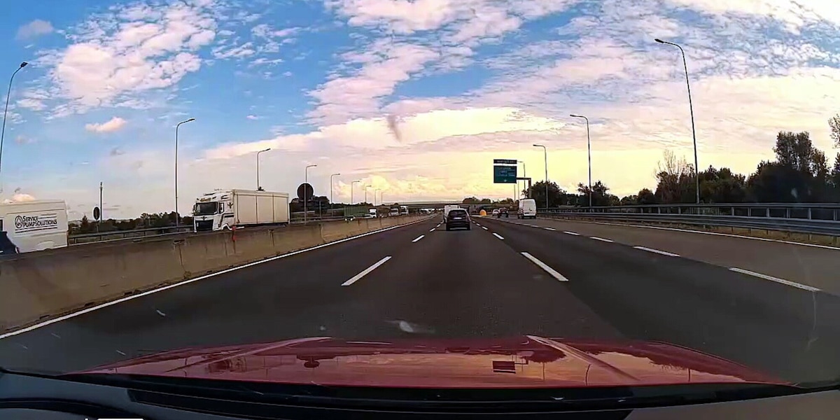 Torino, furgone taglia la strada a un'auto che finisce sul guard rail: l'incidente è spaventoso