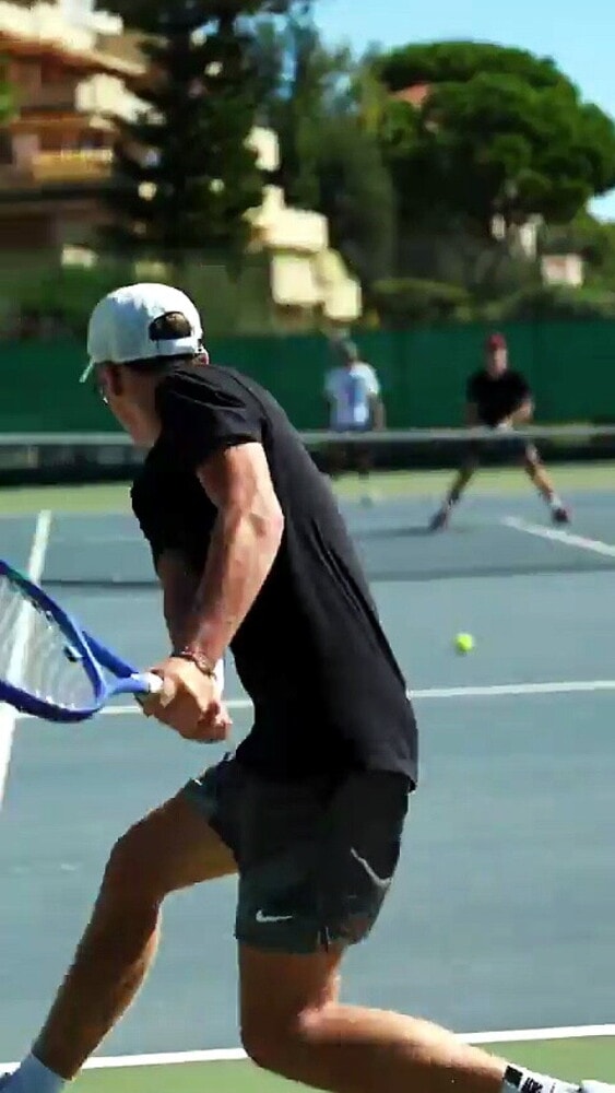 Sinner torna ad allenarsi in campo: gli scambi con un giovane allievo del Piatti Tennis Center
