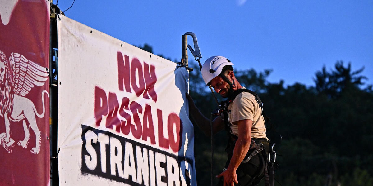A Pontida le magliette pro e contro Salvini, 'sempre con lui', 'si dimetta subito'