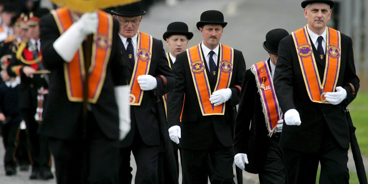 Tensione alla marcia in Irlanda del Nord, folla protesta contro parata Orange