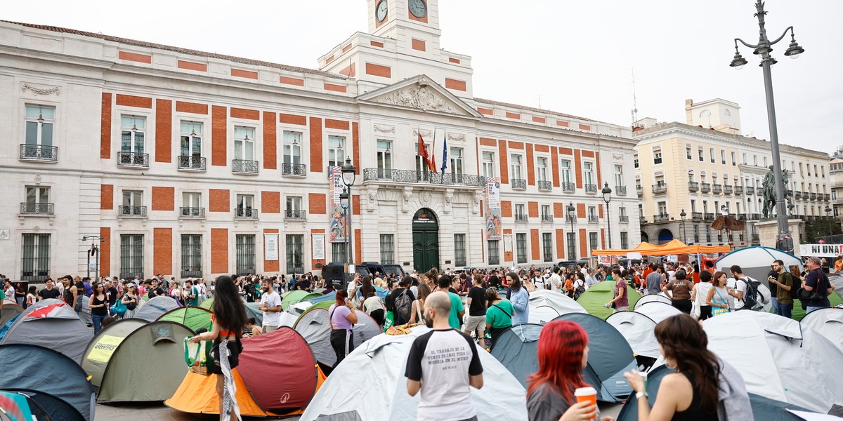 Centinaia di manifestanti accampati in Puerta del Sol a Madrid per diritto alla casa