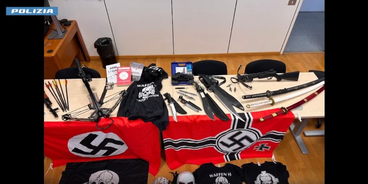 Inneggiava al suprematismo e aveva armi bianche in casa, arrestato 17enne