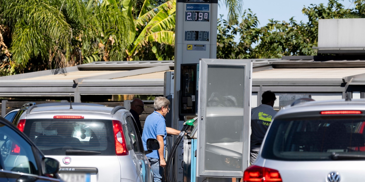 Mimit, prezzi carburanti in calo, benzina sotto 2,1 euro