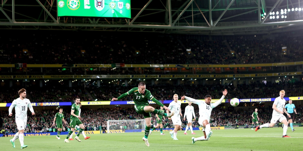 Nations League: Irlanda-Israele, continuano proteste tifosi,palline da tennis in campo