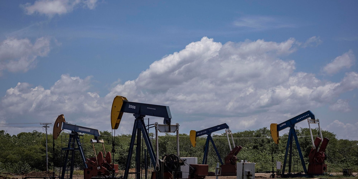 Il petrolio prosegue discesa, il Brent sotto i 100 dollari