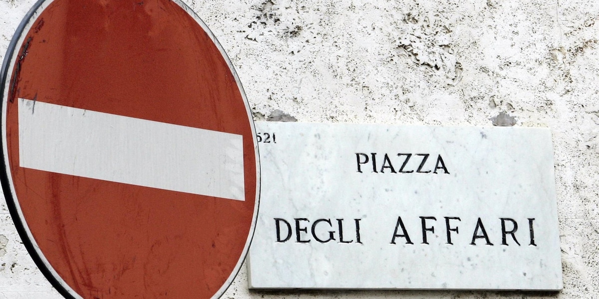 Borsa: Milano azzera rialzo e scivola a -0,03%, spread verso 128 punti
