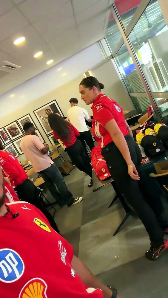Lewis Hamilton porta i tifosi all'interno del box Ferrari