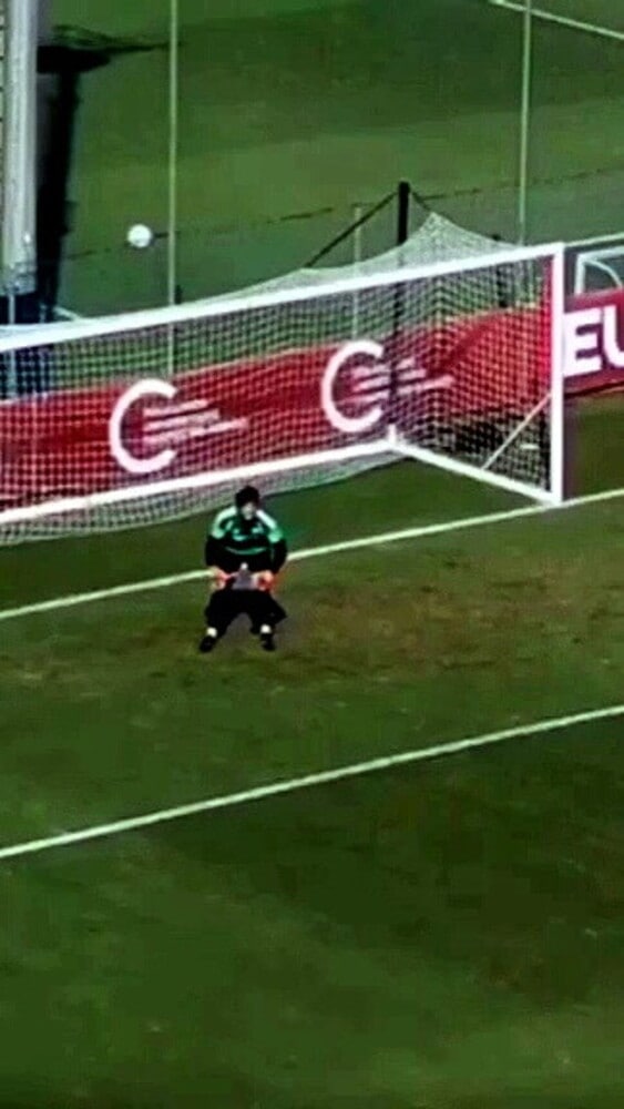 Svilar, il momento dell'infortunio in allenamento a Trigoria
