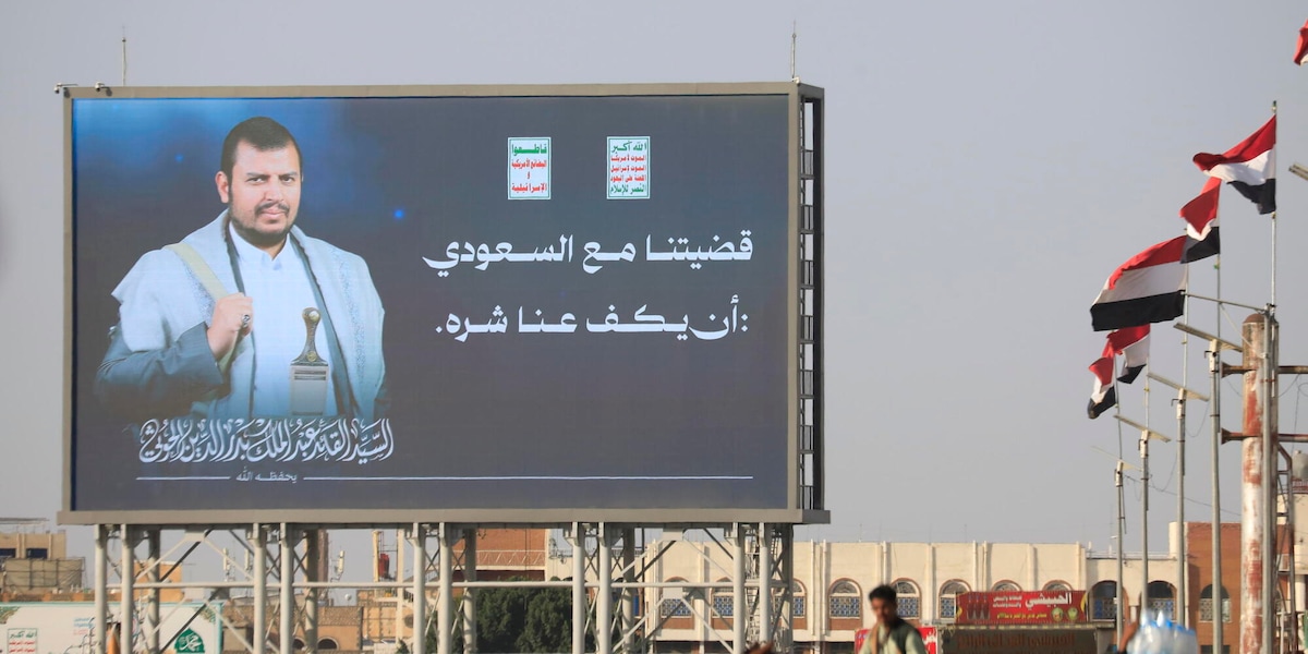 Houthi rivendicano ondata di raid su aeroporto di Riad e impianti energetici sauditi