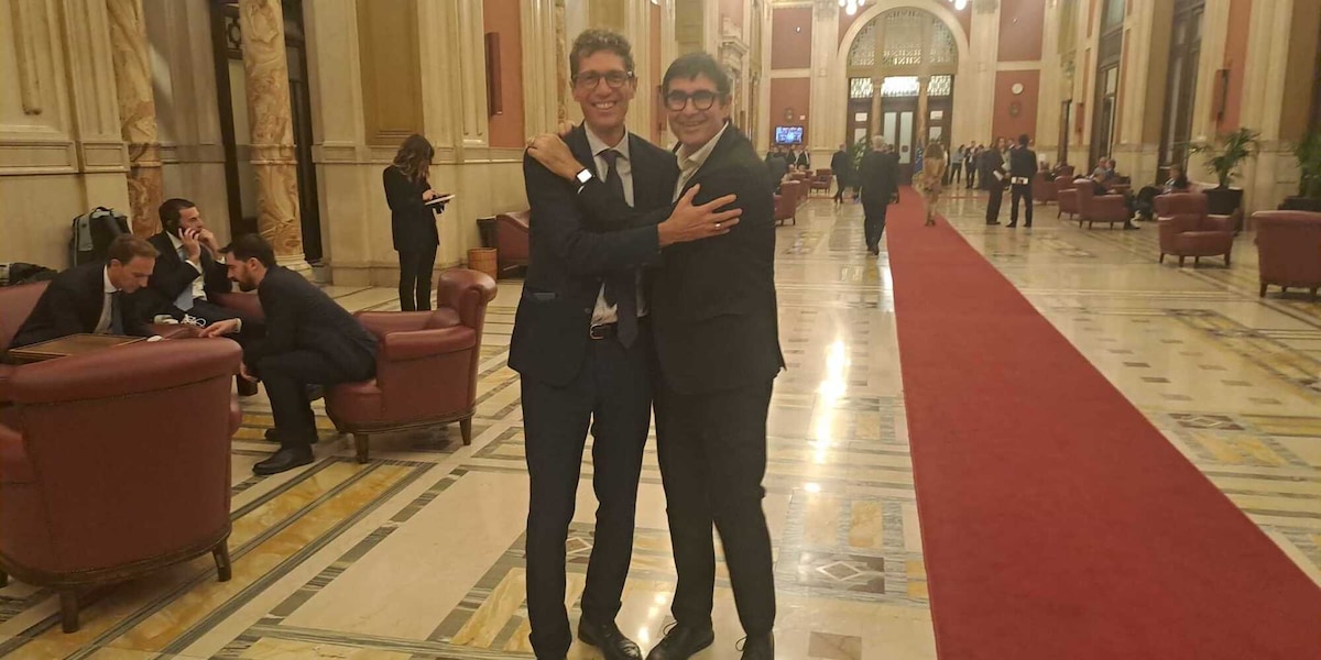 La foto-risposta di Magi e Fratoianni a Meloni, un abbraccio in Transatlantico