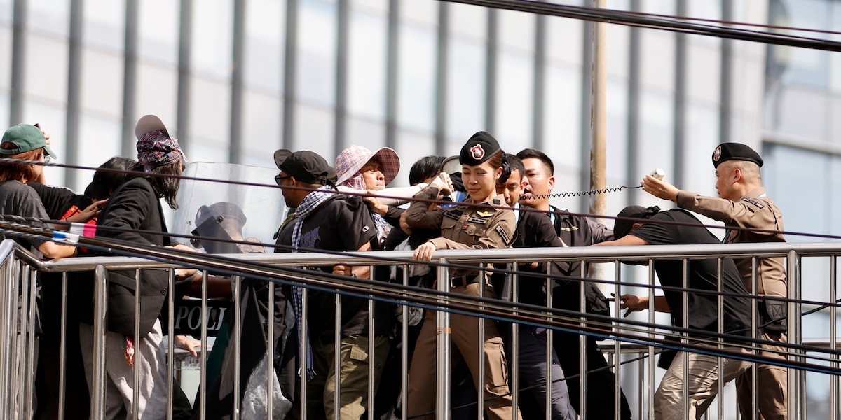 Bangkok, proteste e tafferugli fuori dalle riunioni del Fmi