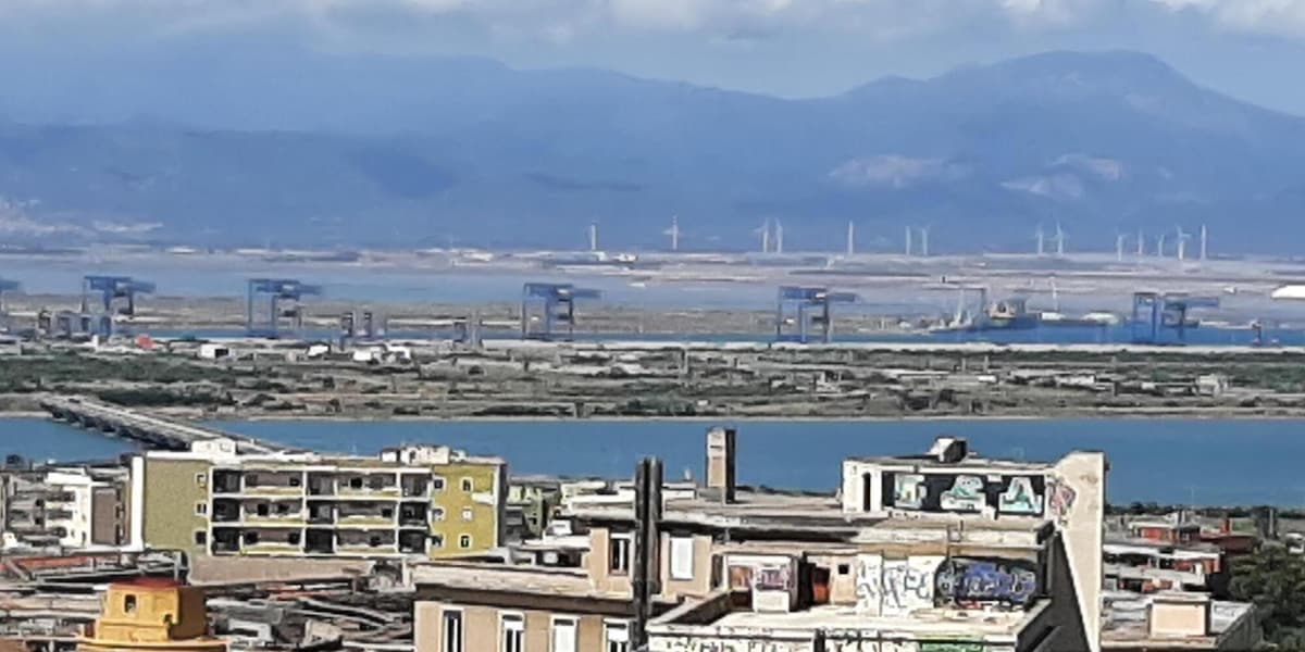 Schiacciato da tubi, operaio morto al porto industriale di Cagliari