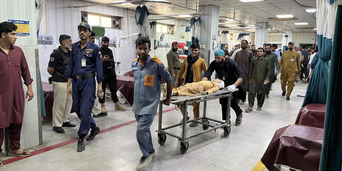 Crolla il tetto di una scuola in Pakistan, morti 27 bambini e un'insegnante