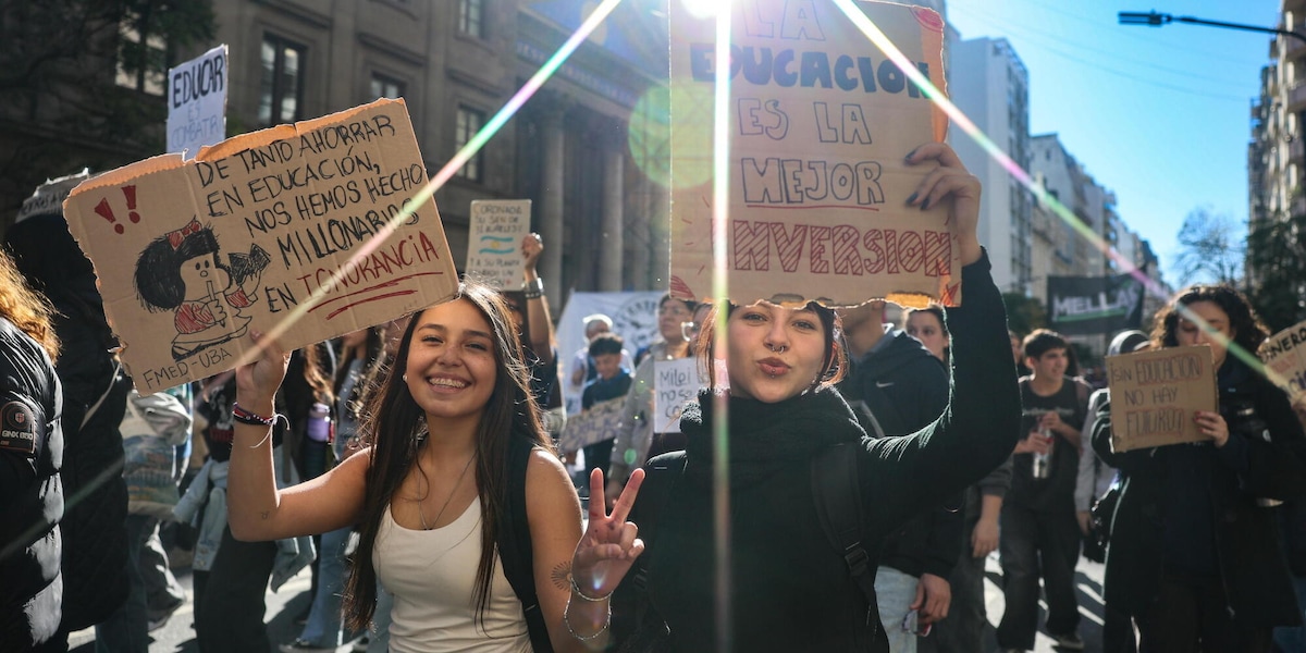 Lanci di lacrimogeni e incidenti alla manifestazione per le Università in Argentina