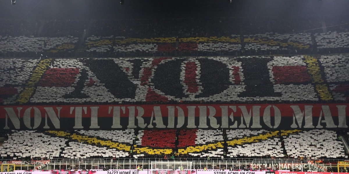 "Noi non ti tradiremo mai", la spettacolare scenografia della curva del Milan FOTO