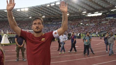 Roma, tre anni fa l'ultima gara di Totti. I tifosi: "Piangiamo ogni anno. Ci manchi"