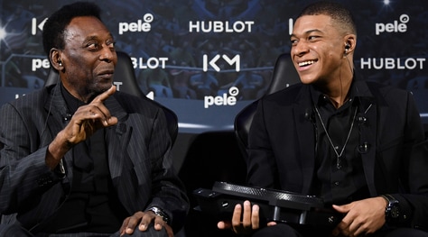 Parigi, Pelé ricoverato dopo la cerimonia con Mbappé