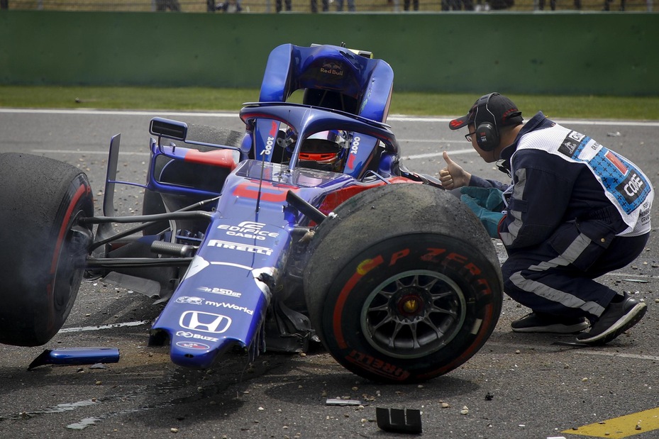 F1 Gp Cina, spettacolare incidente per Albon