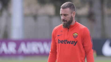 Roma, De Rossi in campo nel giorno libero: sogna il Genoa, ma punta la Juve