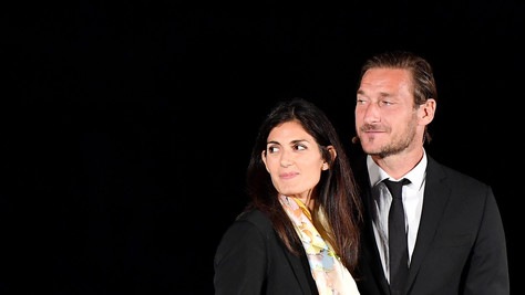 La Raggi sta con Totti: "Le bandiere restano. E i tifosi riconoscono le persone vere"