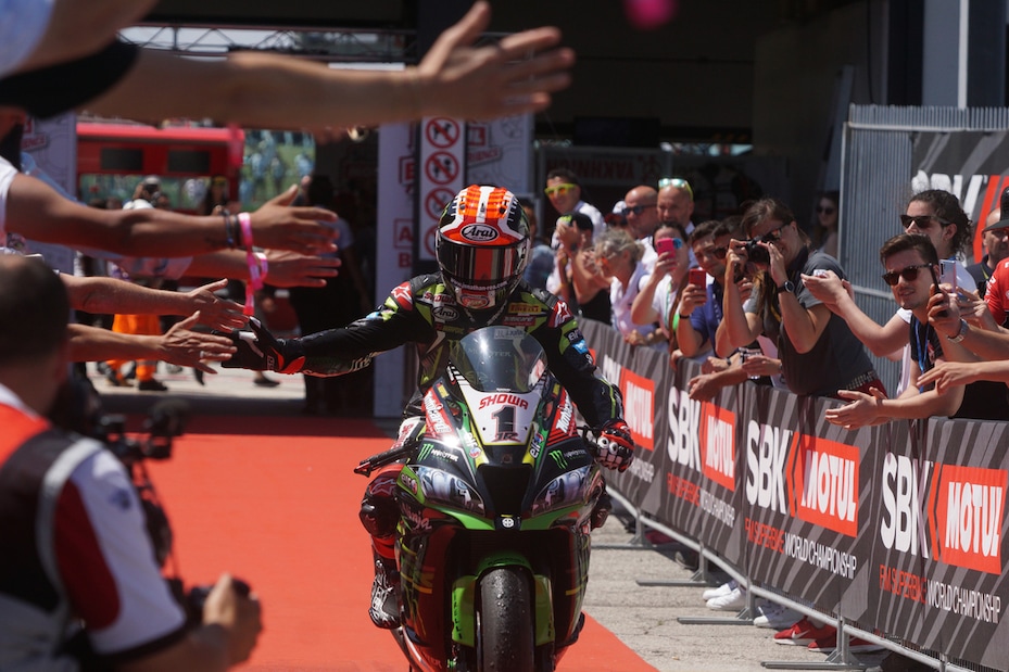 Sbk: Rea vince Gara 1 a Donington, Bautista cade