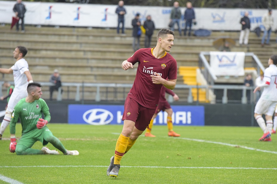 Roma, il baby attaccante Celar rinnova fino al 2023