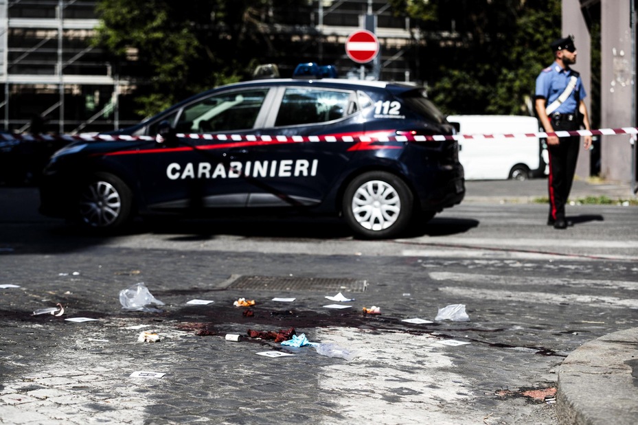 Roma, carabiniere ucciso per 100 euro