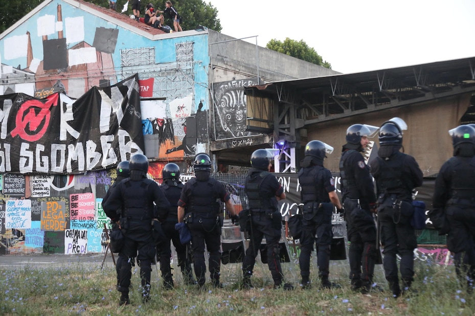 Sgombero centro sociale Xm24: attivisti sul tetto
