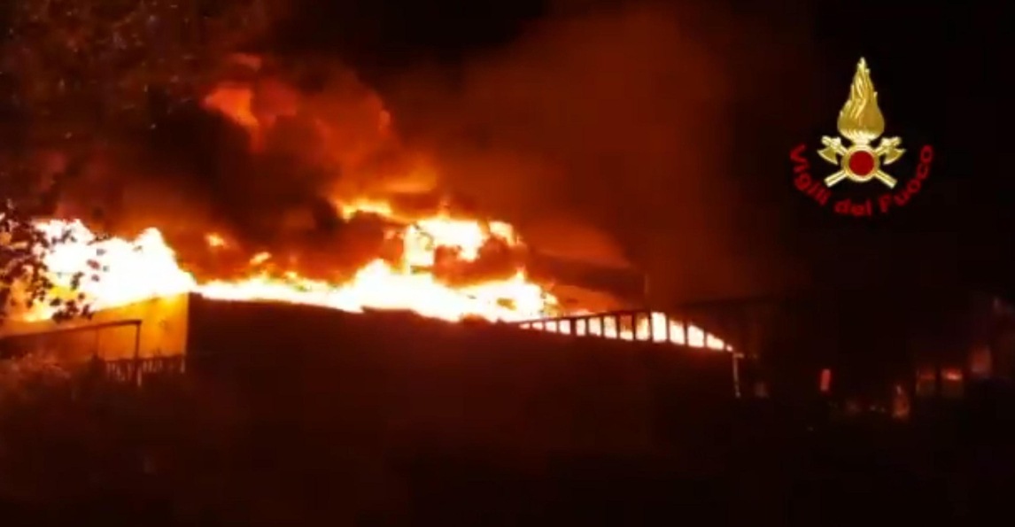 Incendio a Battipaglia, allarme nube tossica