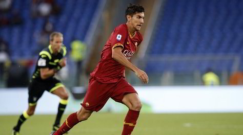 Pellegrini, le mani sulla maglia di Totti