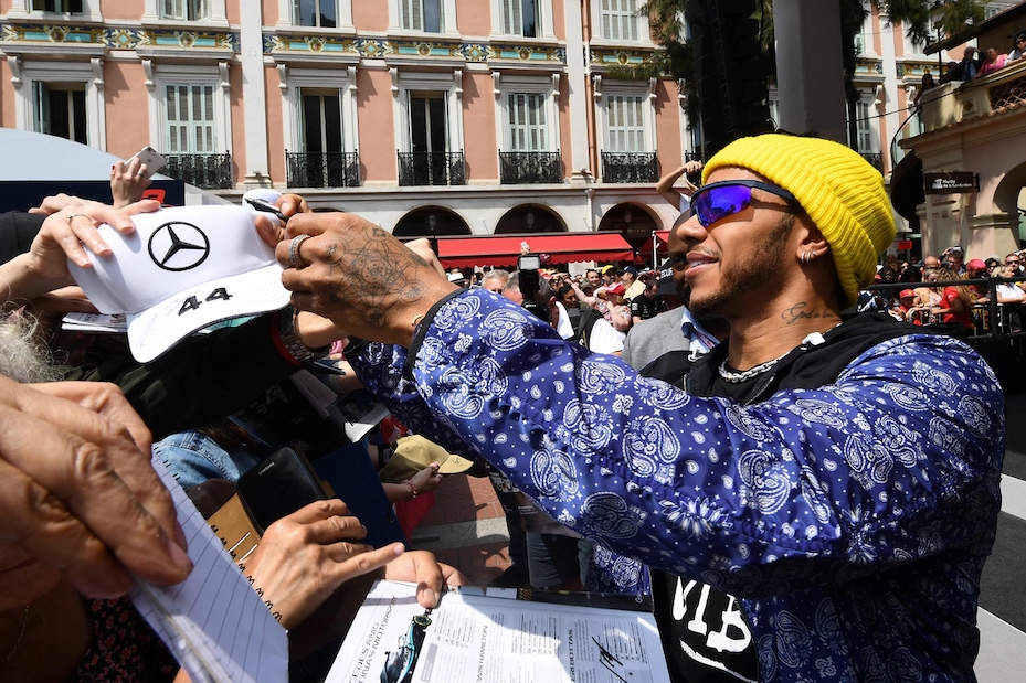 Lewis Hamilton firma anche gli occhiali
