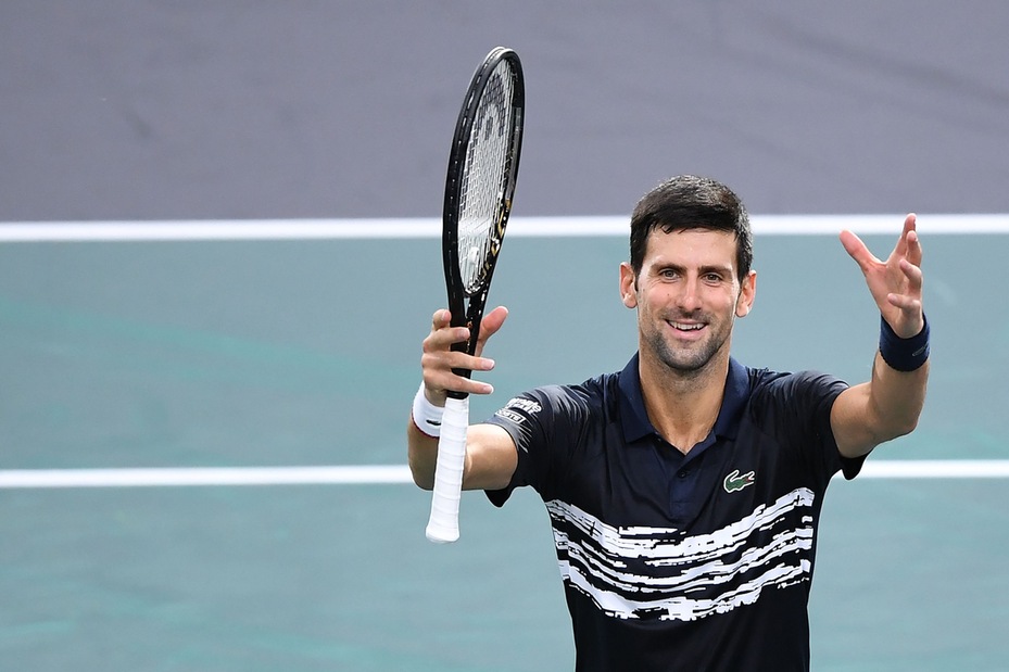 Djokovic batte Tsitsipas e vola in semifinale a Parigi-Bercy