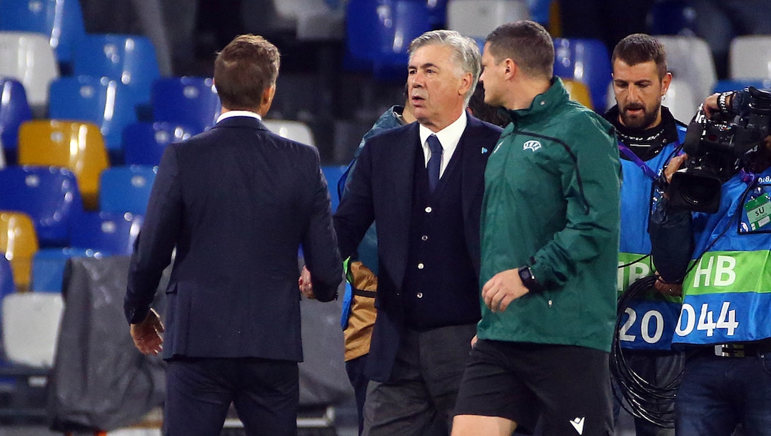 Caos Napoli, la squadra lascia Castel Volturno: niente dimissioni per Ancelotti