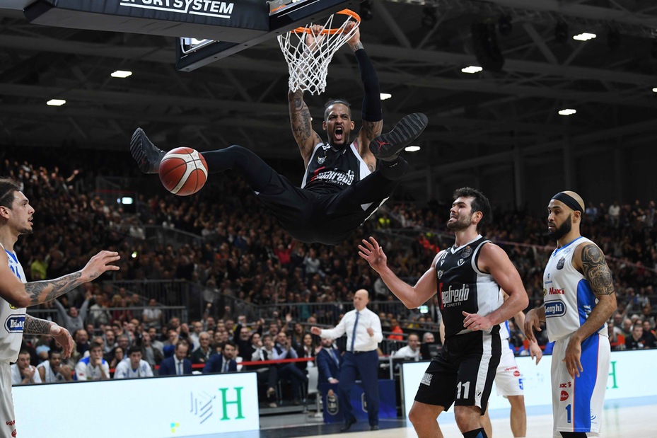 Virtus Bologna e Brindisi vincono e volano, Roma batte Cantù