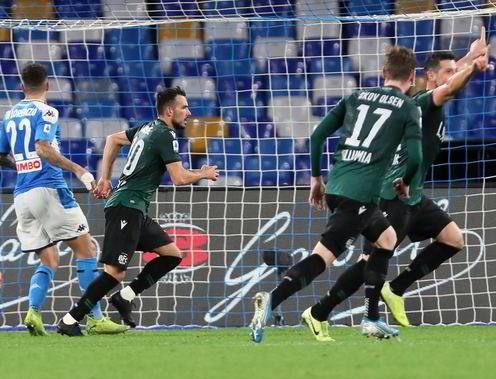 Napoli-Bologna 1-2: Skov Olsen e Sansone beffano Ancelotti