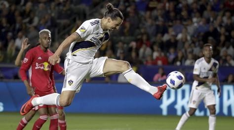 Ibrahimovic prende per il collo un avversario: la MLS lo squalifica