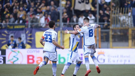 Il Frosinone vince ancora: 2-0 alla Juve Stabia e -2 dal secondo posto. Pisa-Entella 0-2