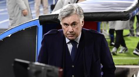 Napoli, Ancelotti pettinato dalle bambole