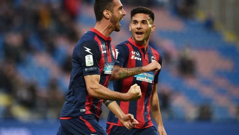 Vincono Crotone e Juve Stabia, la Salernitana fa 1-1. Successo del Perugia sull'Entella