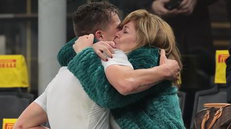 Esposito abbraccia la mamma dopo il primo gol in Serie A: foto