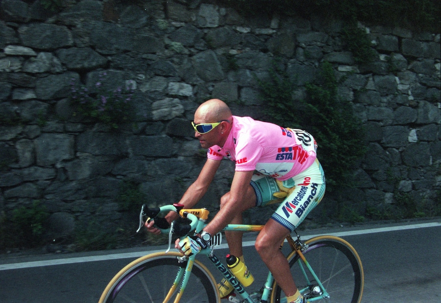 Pantani, imbrattato un monumento nel Cesenate