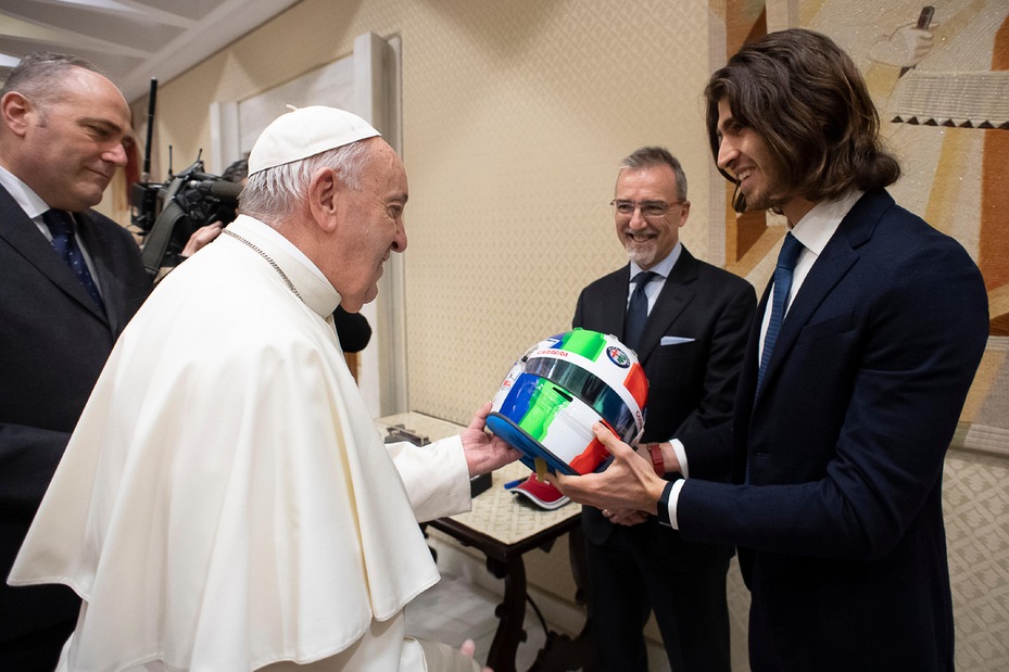 Alfa Romeo, Giovinazzi incontra Papa Francesco