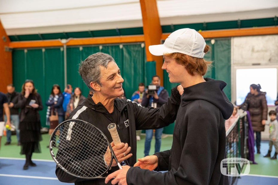 Fiorello sfida Sinner con la racchetta di Djokovic