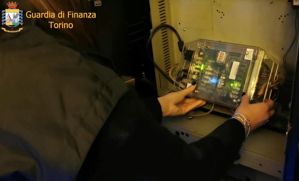 Truffa con le slot machine per ridurre le vincite in tutta Italia