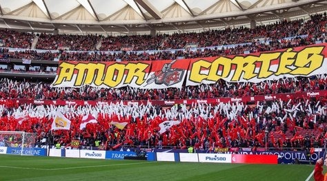 Atletico Madrid gemellato con la Roma: col Siviglia anche la bandiera giallorossa
