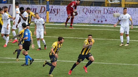 Juve Stabia, sgambetto allo Spezia 3-1. L'Ascoli crolla in casa dell'Entella